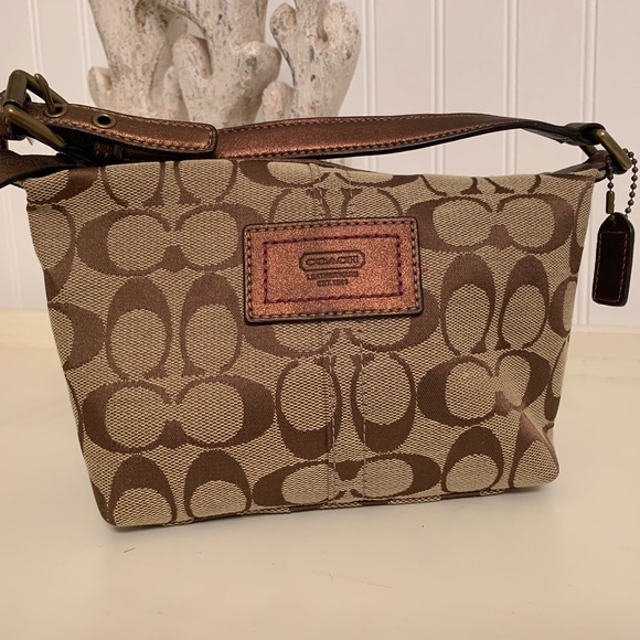 🎉🎉GOOD as NEW 🎉🎉 CLASSIC SIGNATURE COACH PURSE - Picture 1 of 8